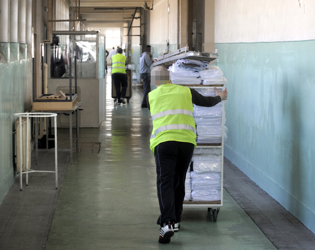 Како осуђеници проводе време откад су забрањене све посете и изласци: Иза решетака шију маске и помажу сиромашнима