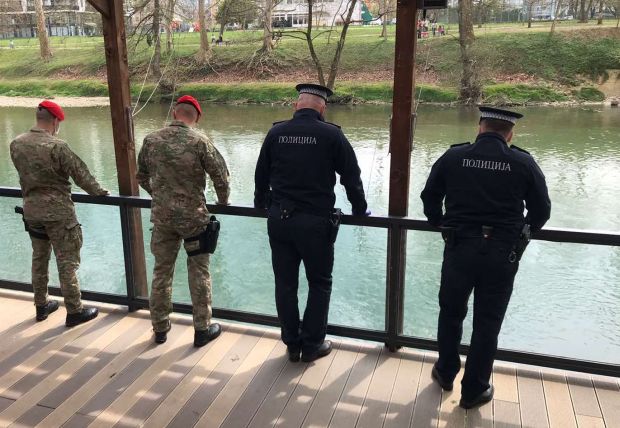 Бањалучки полицајци спасили живот старцу који се бацио у Врбас