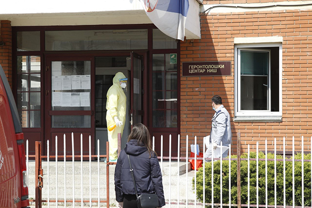 Ухапшен директор Геронтолошког центра у Нишу: Сумња се да је одговоран што се короном заразило 135 корисника и четворо запослених 