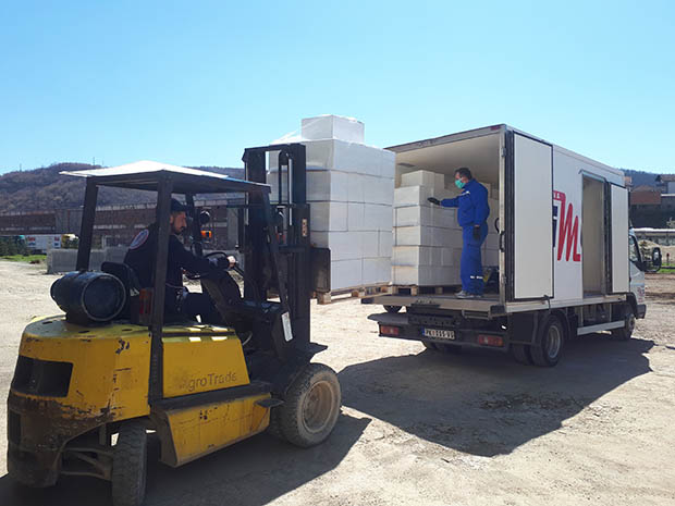 Пакети  немоћним бакама и декама: Привредници из Куршумлије у акцији помоћи најгроженијим становницима ове општине