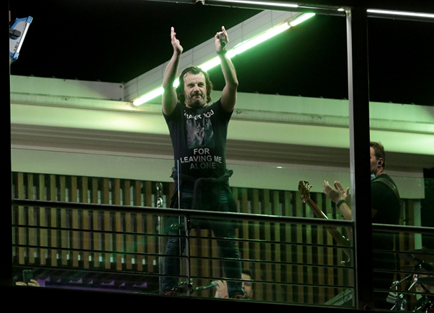 Невероватан гест познатог фолкера: Аца Лукас oдржao концерт на тераси, поздрављен огромним аплаузом са суседних прозора (ВИДЕО/ФОТО)