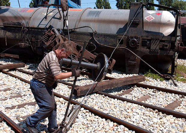 Драма код Јагодине: Исклизнуло седам вагона цистерни, саобраћај У ПРЕКИДУ!
