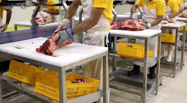 Цовид-19 ушао у највећу фабрику за прераду меса у САД (ВИДЕО)