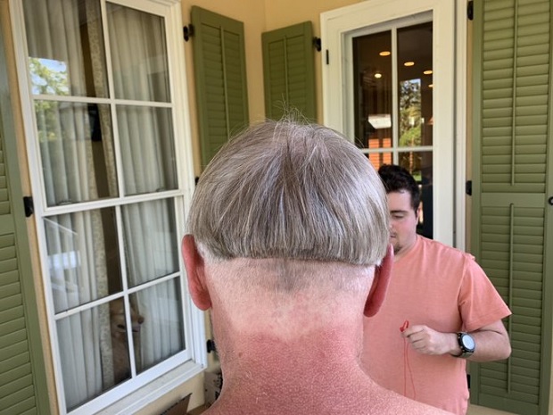 Скупили су храброст и замолили жене да их ошишају: Зажалили су због своје одлуке 