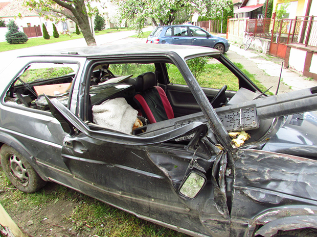 БМВ налетео на голф, од силине ударца ауто се закуцао у дрво: Удес код Врбаса, тешко повређене две особе (FOTO)