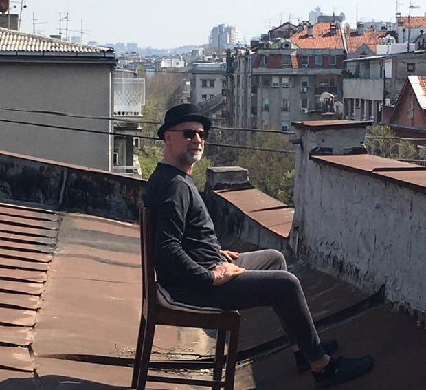 Изолација на - крову: Необична социјална дистанца Жике из Зане