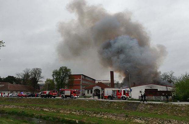 Локализован пожар који је избио у гаражи Опште болнице у Јагодини (ВИДЕО)