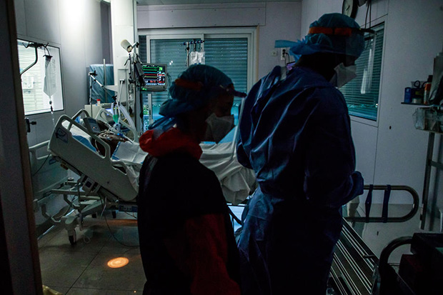 Епидемија ИСТРАЈАВА у Француској, на реанимацији ипак мање људи