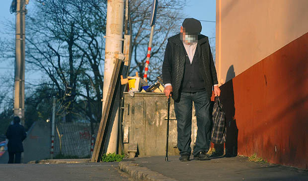 Пре него што је кренуо у болницу у Ниш, направио праву пометњу: Заражен дошао у пошту да подигне пензију