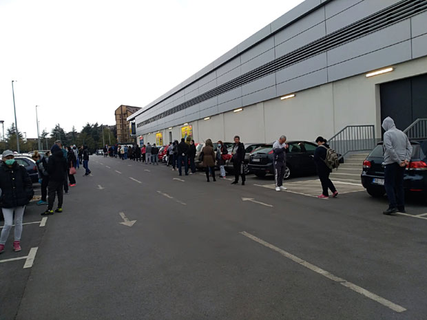 Пред празнике поново редови испред продавница: Прави стампедо на рибу и месо, неки не поштују ни правила о удаљености