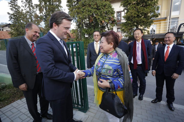 Ужицу је поклонила вртић, а сада је мама Вонг послала 150.000 маски, 10.000 тестова и другу опрему: Србији стигла помоћ из Кине 