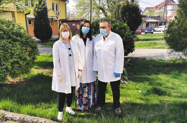 “Ми смо ту да буде што мање оболелих”: Троје лекара помажу колегама са КиМ у борби против вируса корона