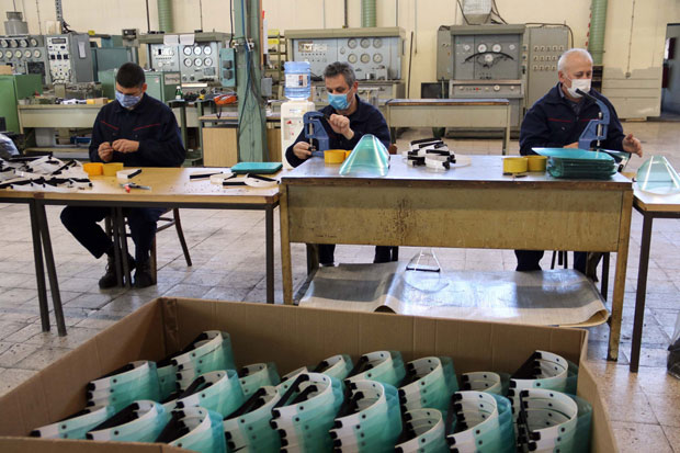 Наменска из Трстеника производи опрему за потребе војске, медицинаре и службенике: Праве штитове за борбу против вируса корона