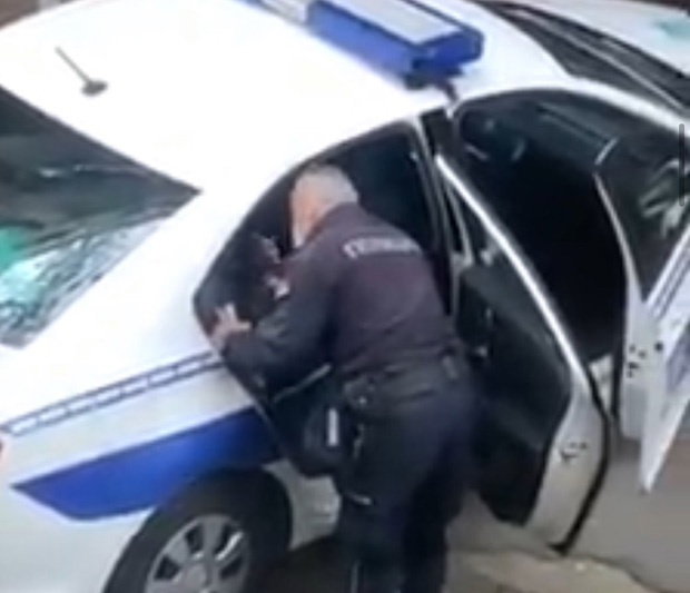 (УЗНЕМИРУЈУЋИ СНИМАК) Погледајте како полиција шамара приведене током полицијског часа у Београду?