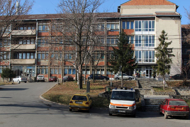 Породиља и беба стара 15 дана заражене вирусом корона у Косовској Митровици, пребачене у Београд на лечење