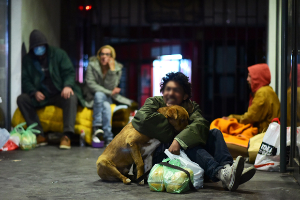 Београђани помажу људима без крова над главом: Топли оброк и за бескућнике