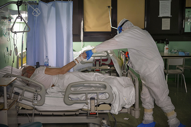 Лекари широм света све више одлажу стављање пацијената на РЕСПИРАТОР: Принуђени су да проналазе алтернативне методе, а ово су РАЗЛОЗИ ЗА ТО