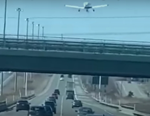 Спектакуларан призор: Авион слетео на ауто-пут, снимак се шири друштвеним мрежама (ВИДЕО)