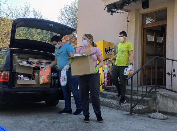 Становници Средњег Прњавора немају разлога за бригу: Вања и Страхиња бициклом достављају намирнице