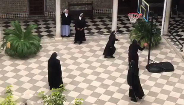 Док кошаркашке звезде мирују, часне сестре играју кошарку у самостану у Севиљи (ВИДЕО)