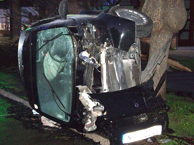 Усред полицијског часа “смартом” се закуцао у дрво, спасли га ваздушни јастуци: Саобраћајка у Неготину, срећом нема мртвих (ФОТО)