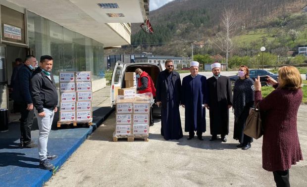 Уручили помоћ завичају: Удружење Пријепољаца у Београду донело 300 пакета 