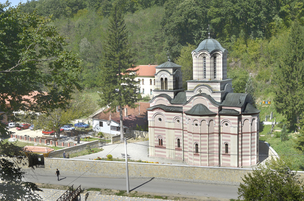 Чудо уочи Васкрса у манастиру Тумане: Девојчица од две године проходала након молитве пред моштима Светог Зосима