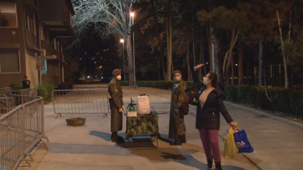 НЕМА ВЕЋЕ СРЕЋЕ, осмех на лицу, кофер у руци: 21 пацијент се излечило од короне и вечерас су напустили Чаир и хотел Центротурист (ФОТО)