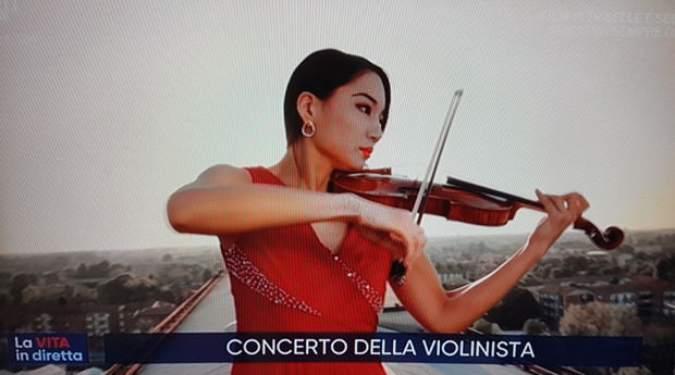 Звук сирена Хитне помоћи данас је заменила мелодија виолине: Јапанка на крову болнице у Кремони свира борцима за људске животе (ФОТО/ВИДЕО)