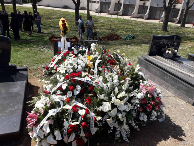 Забранили смо му да нашој деци купује велике поклоне, недостајаће нам много: Сестрић и ћерка одржали говор на сахрани чувеног др Лазића (ВИДЕО)