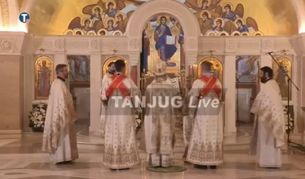 Христос Васкрсе: Патријарх Иринеј по први пут служи Вакршњу литургију без присуства верника, највећи хришћански празник славимо у тешким условима (ВИДЕО)