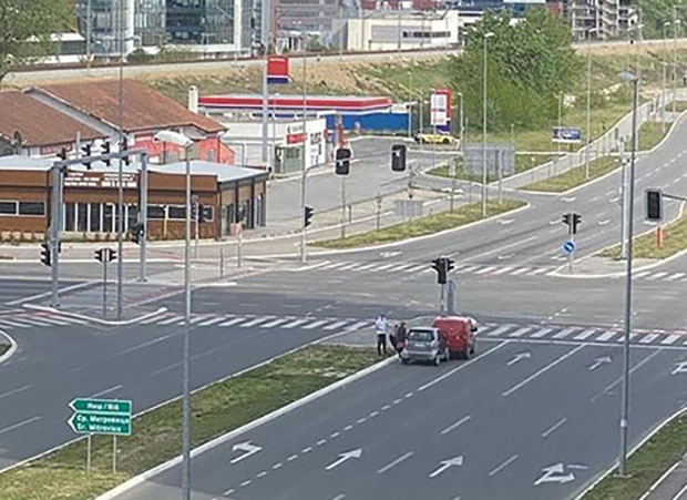 Да ли је ово реално? Погледајте судар у потпуно празном новобеоградском булевару (ФОТО)