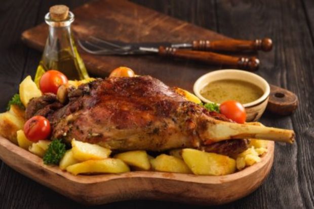 За љубитеље јагњетине: Ароматични бут у маринади (РЕЦЕПТ)