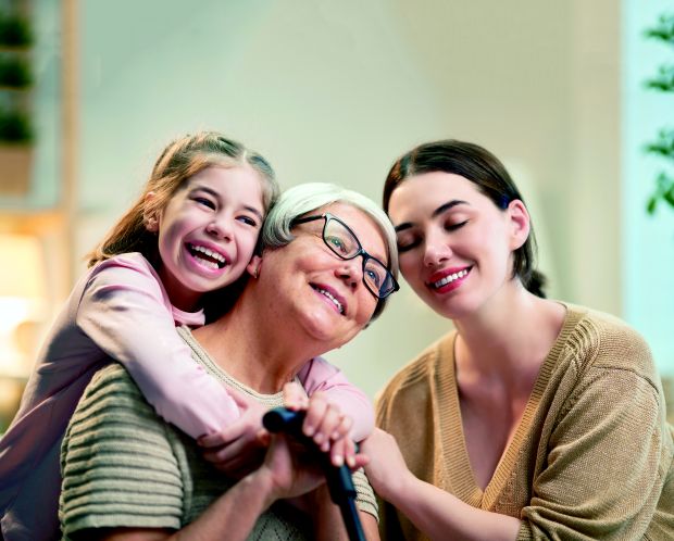 Загрљају, аплаузу и шетњи скочиће “цена”: Које ћемо “обичне” ствари после ванредног стања више поштовати