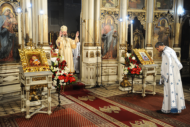 Вера чвршћа од вируса: Владика бачки Иринеј служио васкршњу литургију у Саборном храму у Новом Саду