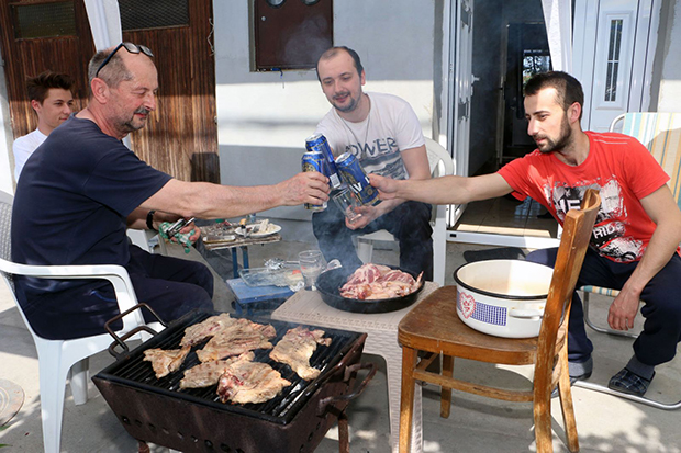 Свака је кућа постала црква: Погледајте како Срби данас прослављају Ускрс! (ФОТО)
