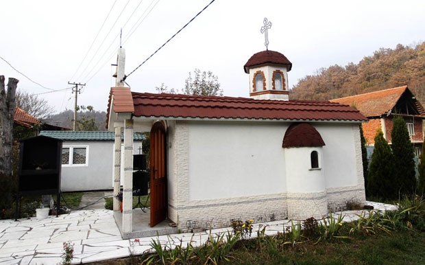 Отац и син из Ниша изградили 20 мобилних цркава за осам година