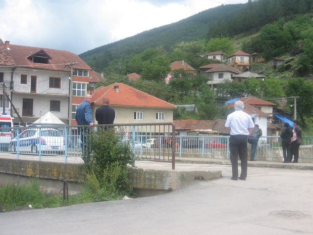 Комшинице у Трговишту се МЛАТИЛЕ ШТАПОВИМА усред полицијског часа, а разлог је невероватан 