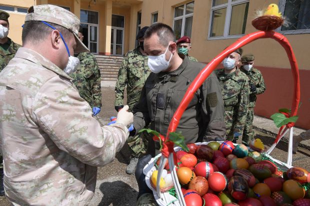 Пало и куцање јајима: Министар Вулин за васкршње празнике са припадницима руске војске