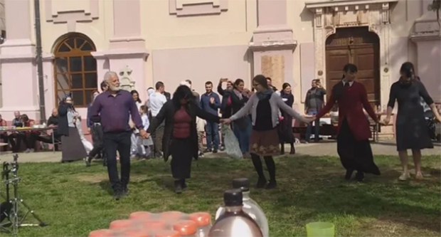 Да ли је ово реално? И поред ПОЛИЦИЈСКОГ ЧАСА, испред манастира у близини Београда ПЕСМА и КОЛО! (ВИДЕО)