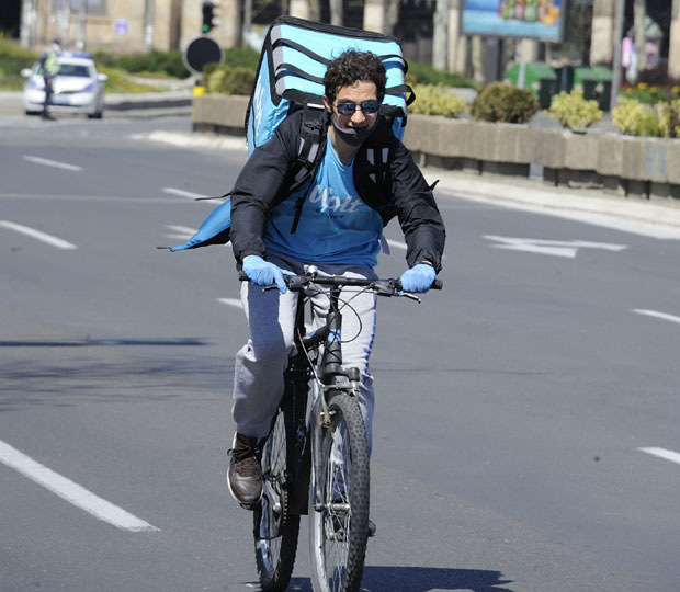 Доставне службе имају пуне руке посла: Курири носе и цвеће, дају и попуст за пензионере