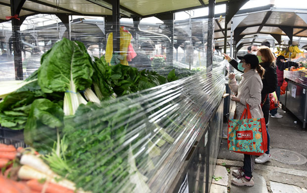 После више од три недеље: По салату и ротквице са - маском, фолије око тезги