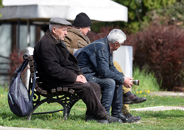 Дуг боравак у кући је атак на организам: Савети за старије грађане који ће почети да излазе напоље
