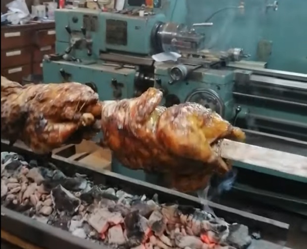 Срби од свега направе ражањ: Погледајте како је Данијел у Италији обртао пилиће (ВИДЕО)