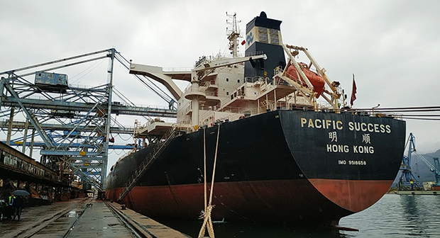 Историјски дан за Луку Бар, упловио брод из Хонг Конга дугачак 295 м: Руда боксит из Никшића иде за Кину
