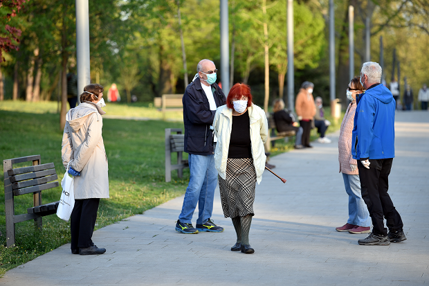 Најстарији Београђани већ у 18 часова изашли на престоничке улице: Пензионери похрлили у шетњу