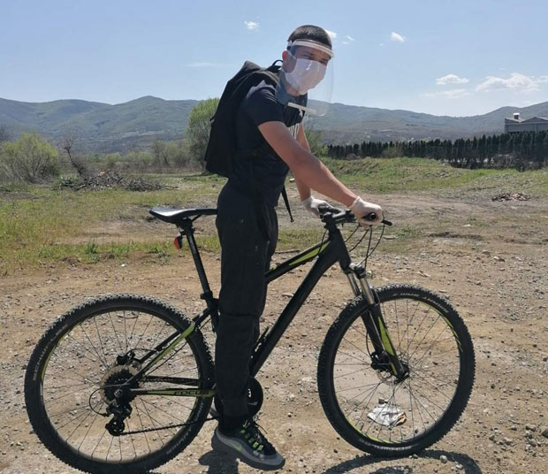 Стефан (15) бициклом развози намирнице старим и усамљеним мештанима у неколико села