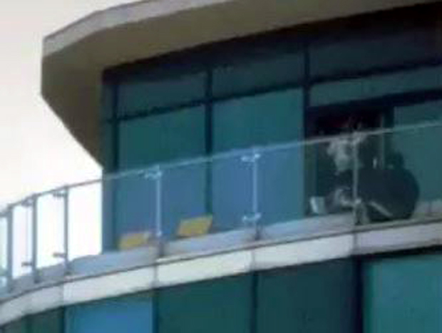 Пуцао са врха зграде у Енглеској: Хеликоптер и специјалци интервенисали и разоружали мушкарца (ВИДЕО)