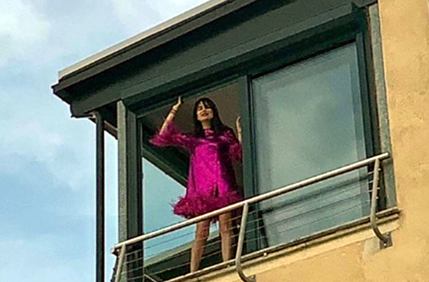 Северина изашла на балкон у љубичастој хаљини, ОДУШЕВИО ЈЕ призор испод: Погледајте како је певачица славила рођендан у изолацији (ВИДЕО)