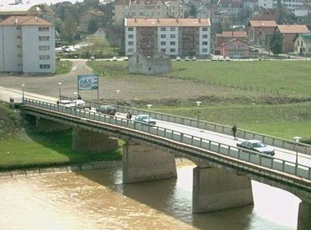 Драма на градском мосту у Дервенти: Још један храбри полицајац успео да спаси суграђанку од утапања